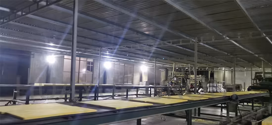 Panneau de laine de verre en usine comme matériau d'isolation du bâtiment pour le mur
